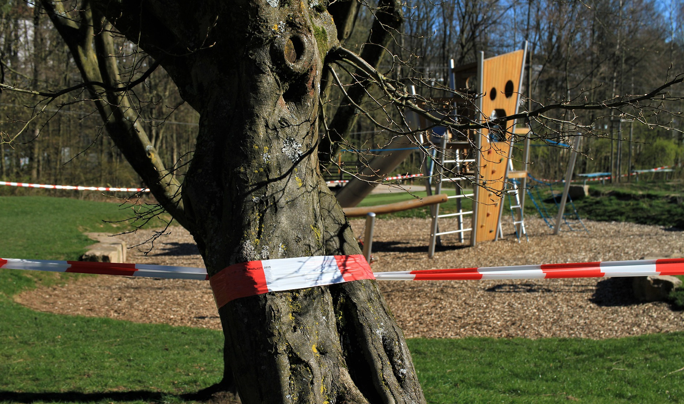 Ein mit rot-weissem Flatterband abgesperrter Kinderspielplatz.