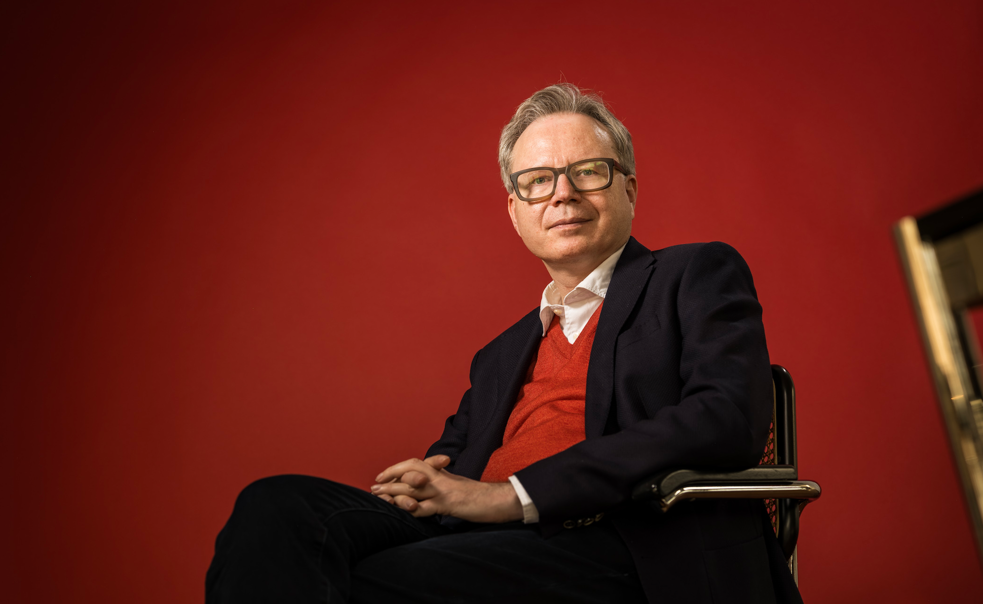 Foto von Andreas Reckwitz, sitzend, Beine übereinandergeschlagen.