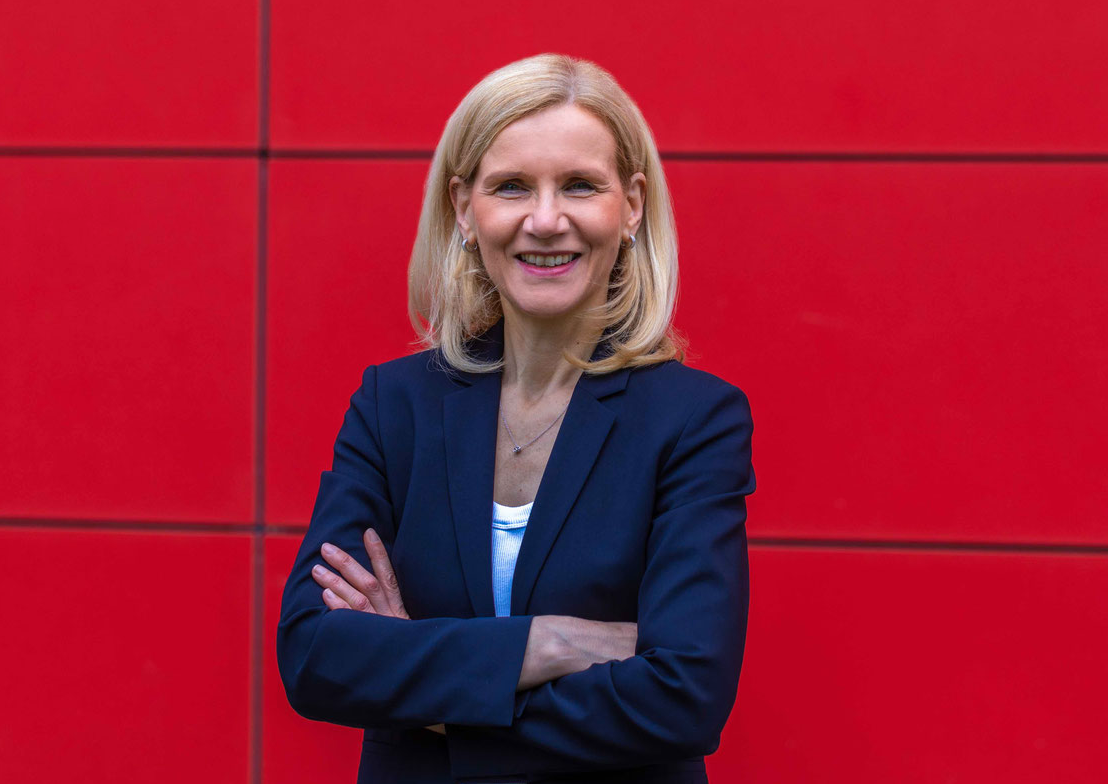 Porträtfoto Jutta Günther vor roter Wand