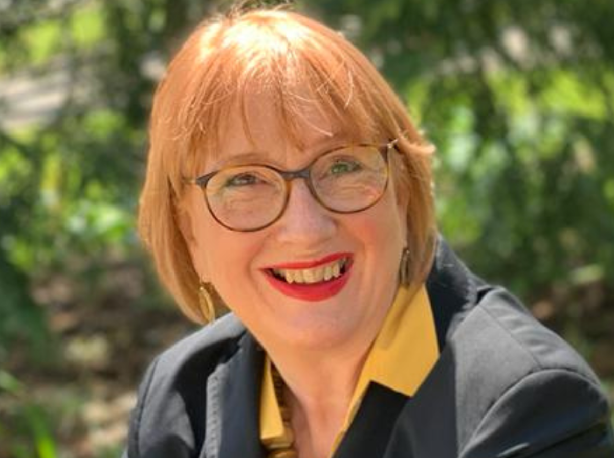 Porträtfoto von Britta Baron im Sonnenschein.