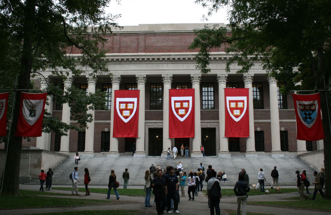 Flaggen am Eingangsportal des US amerikanischen Harvard University.