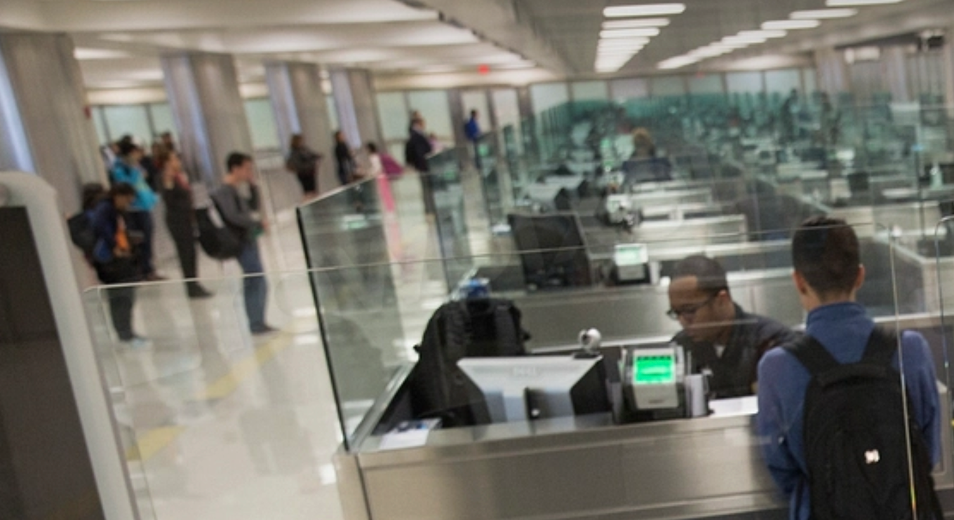 Einreiseschalter der US Immigration an einem amerikanischen Flughafen.