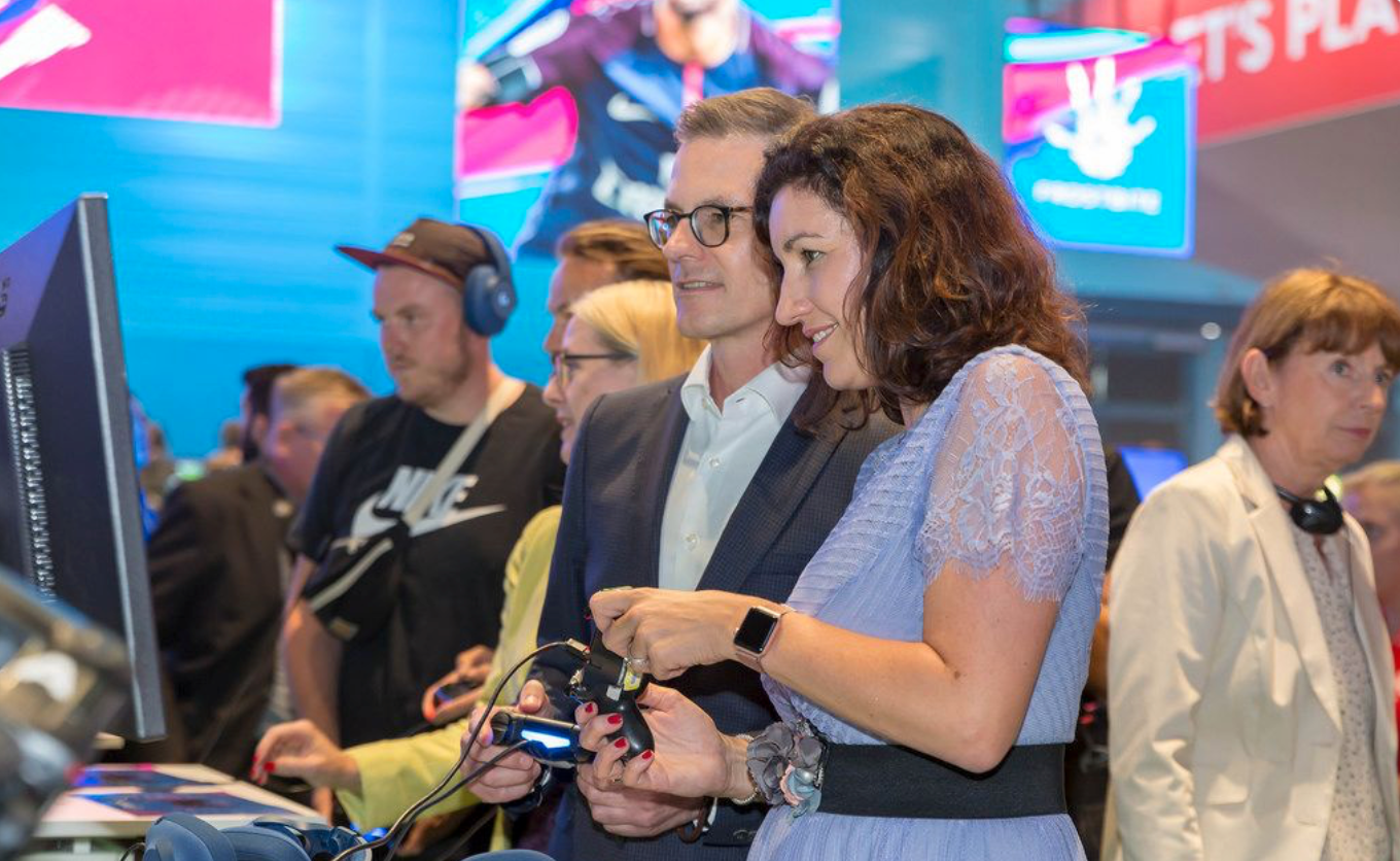 Dorothee Bär und andere Personen beim Zocken auf der Gamescom 2018.