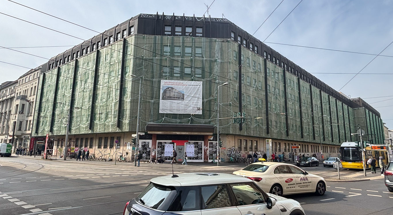 Fassade des Hauses Invalidenstrasse 110 mit Gerüst und Bauplane.