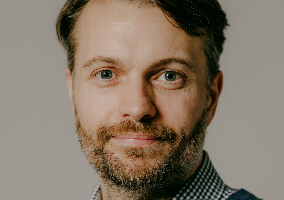 Portraitfoto con Sebastian Tillmann