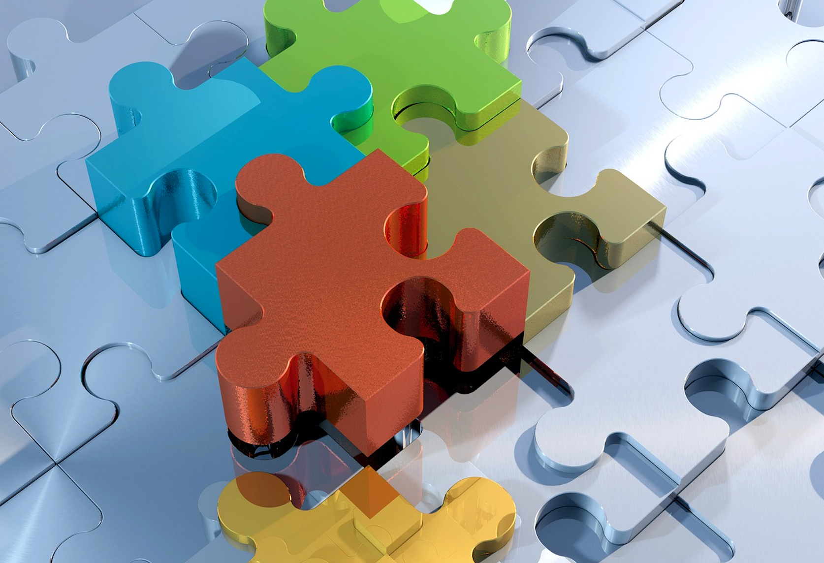Metallisch schimmernde Puzzleteile, teils silbern, teils bunt, die sich dynamisch ineinander fügen.
