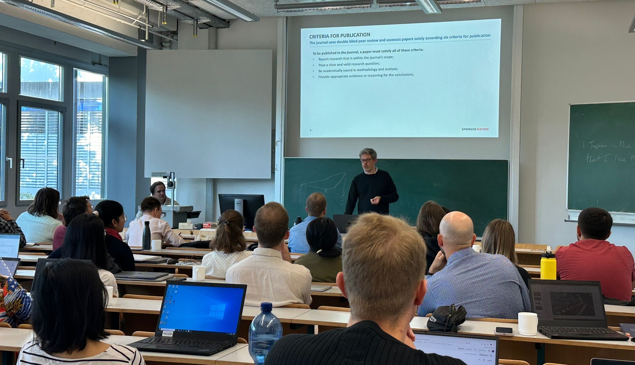 Seminarraum mit Dozent und Teilnehmenden.