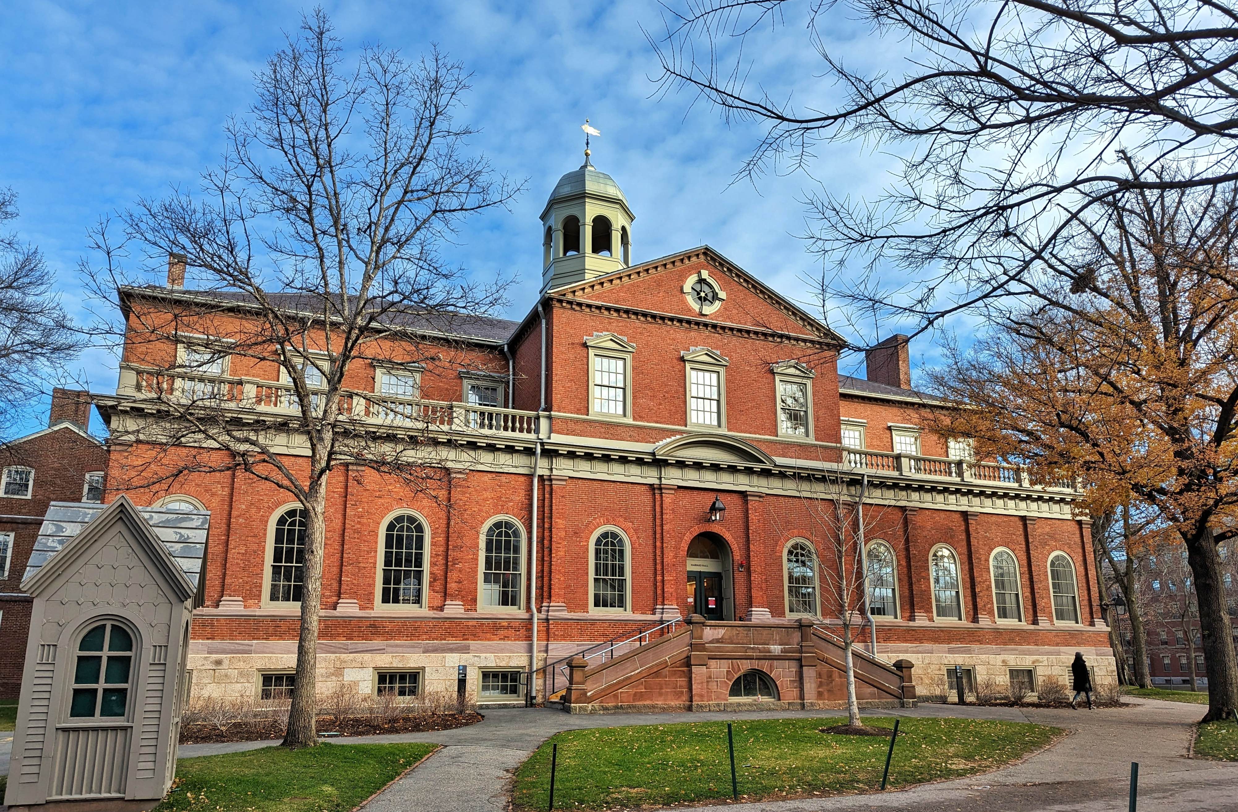 Harvard Hall, ein historisches Backsteingebäude, auf dem Campus der Harvard University in Cambridge, Massachussets