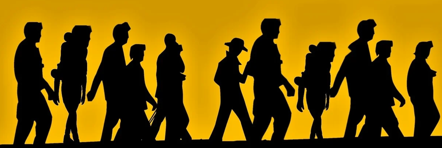 Schattenriss von Fluechtlingen vor gelbem Hintergrund.