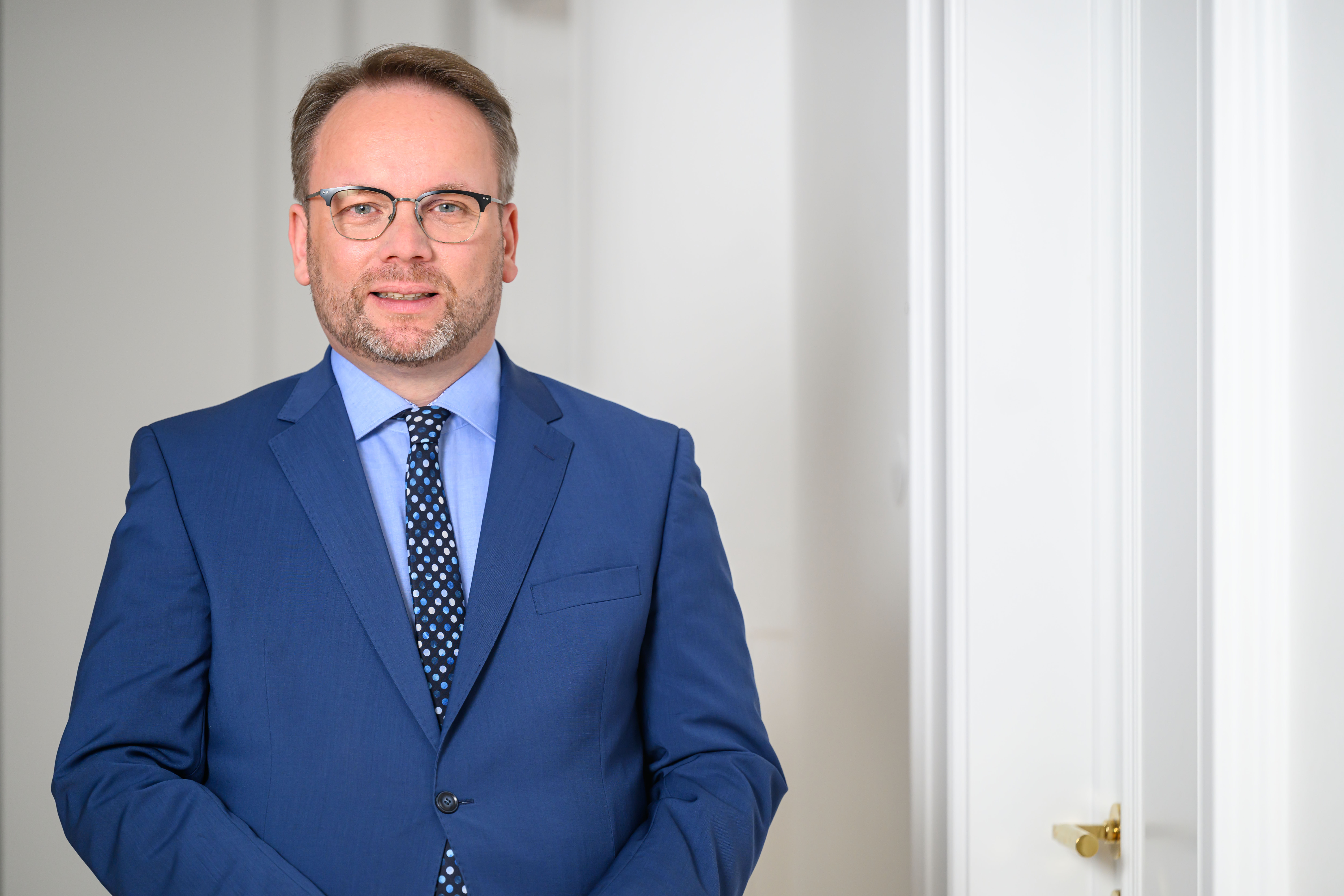 Portraitfoto Timon Gremmels in blauem Anzug.