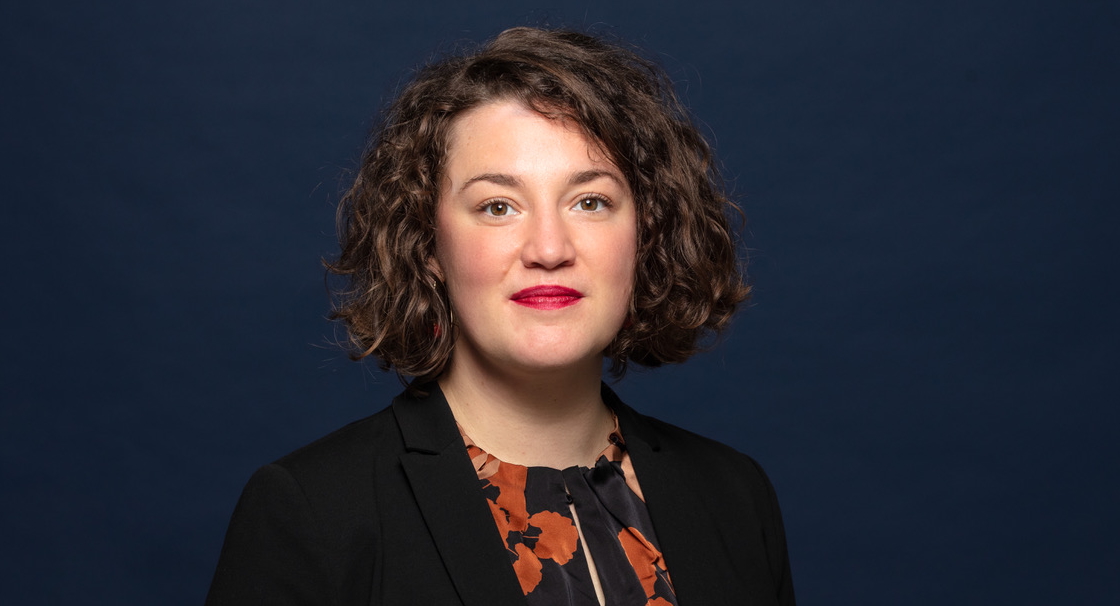 Portraitfoto von Hanna Pfeifer vor dunklem Hintergund.