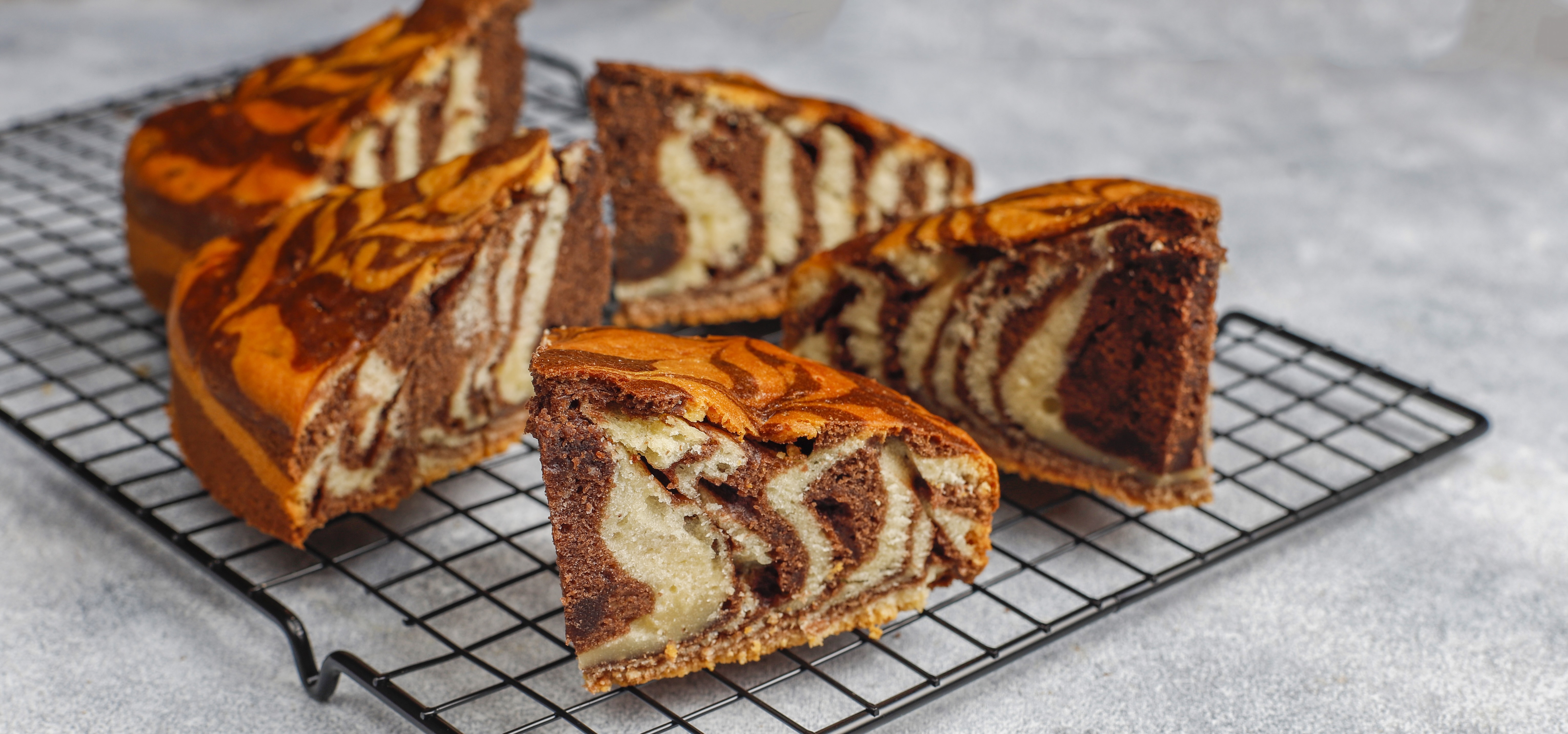 Marmorkuchenstuecke auf einem Ofenrost.