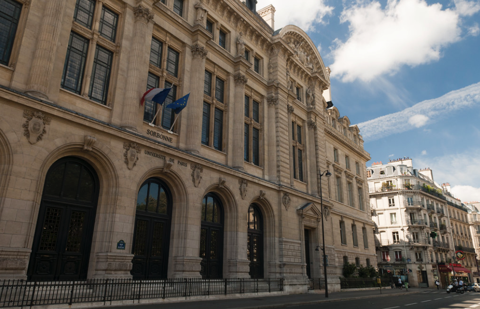 Gebaeude mit Haupteingang der Universität Paris La Sorbonne.