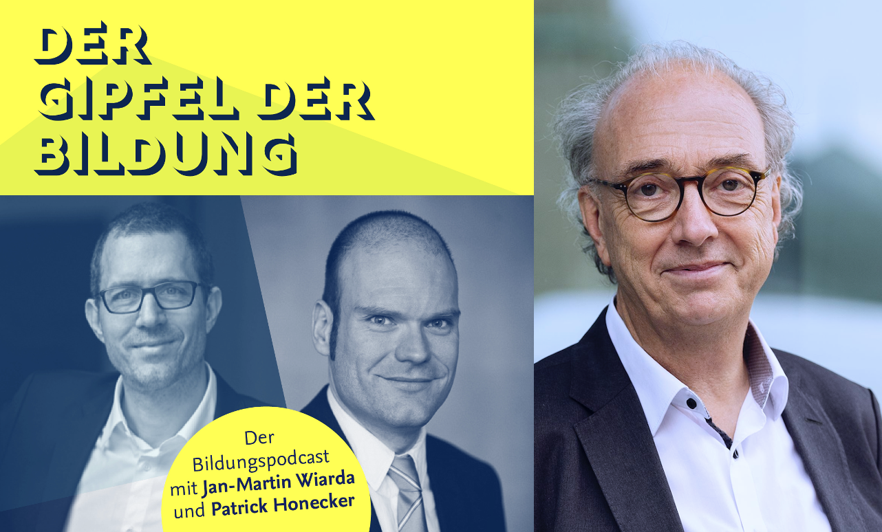 Collage aus dem Cover des Podcasts "Gipfel der Bildung" mit Jan-Martin Wiarda und Patrick Honecker und einem Portraitfoto des Gespraechspartners Johannes Buchholz.