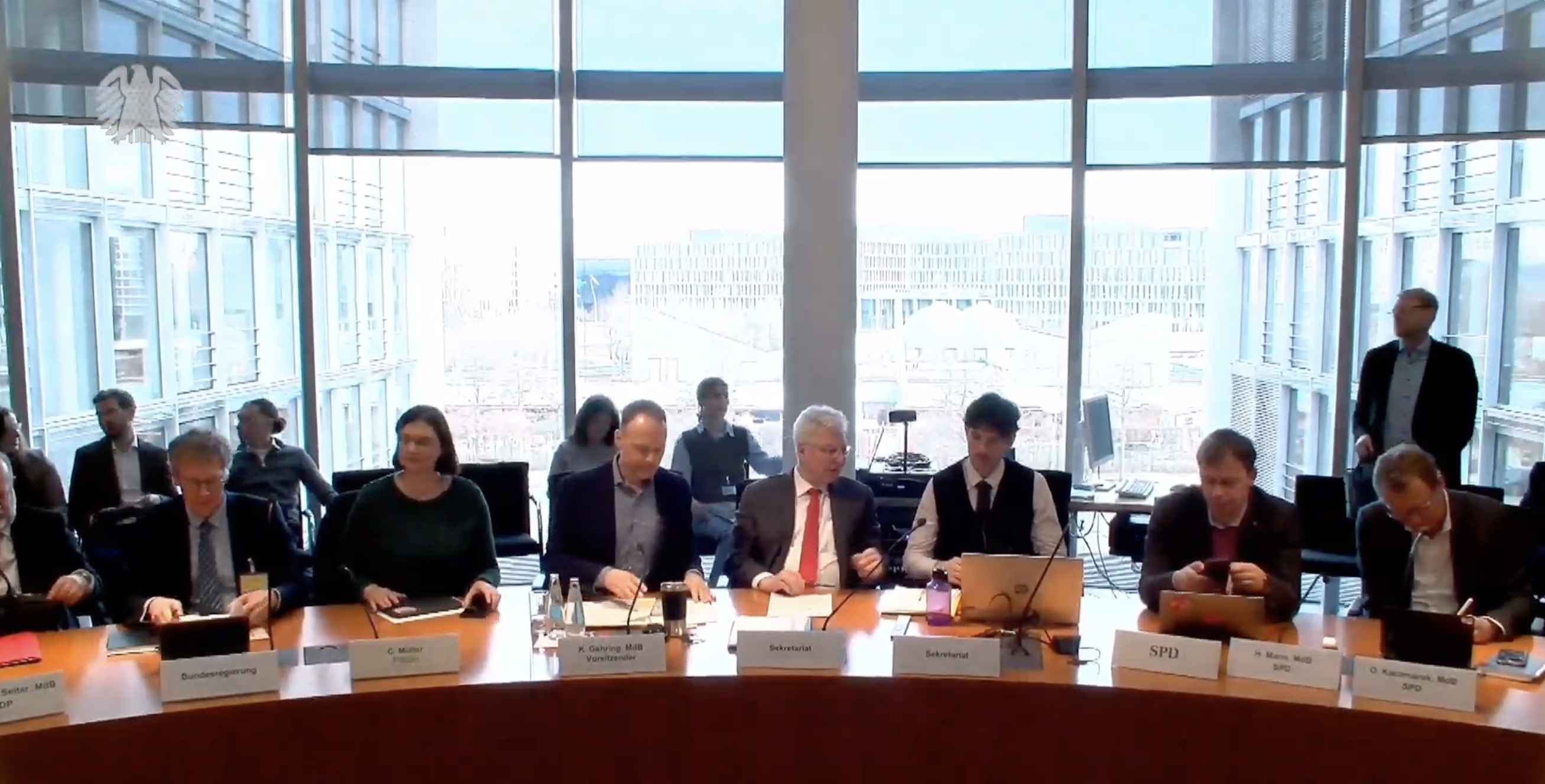 Mitglieder des Forschungsausschusses bei einer Sitzung an Tischen im Halbrund