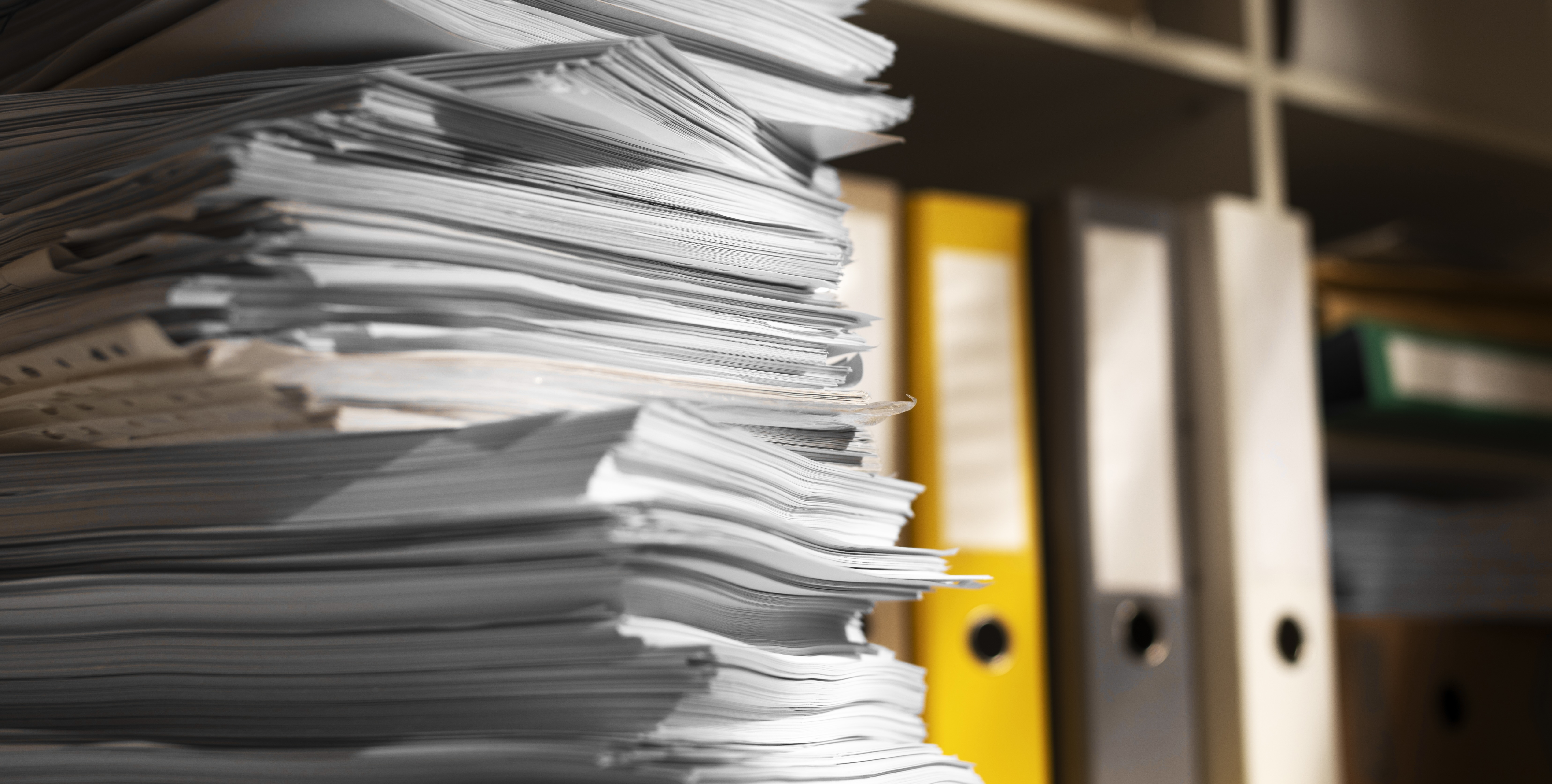 Nahaufnahme Dokumentenstapel und Ringordner.