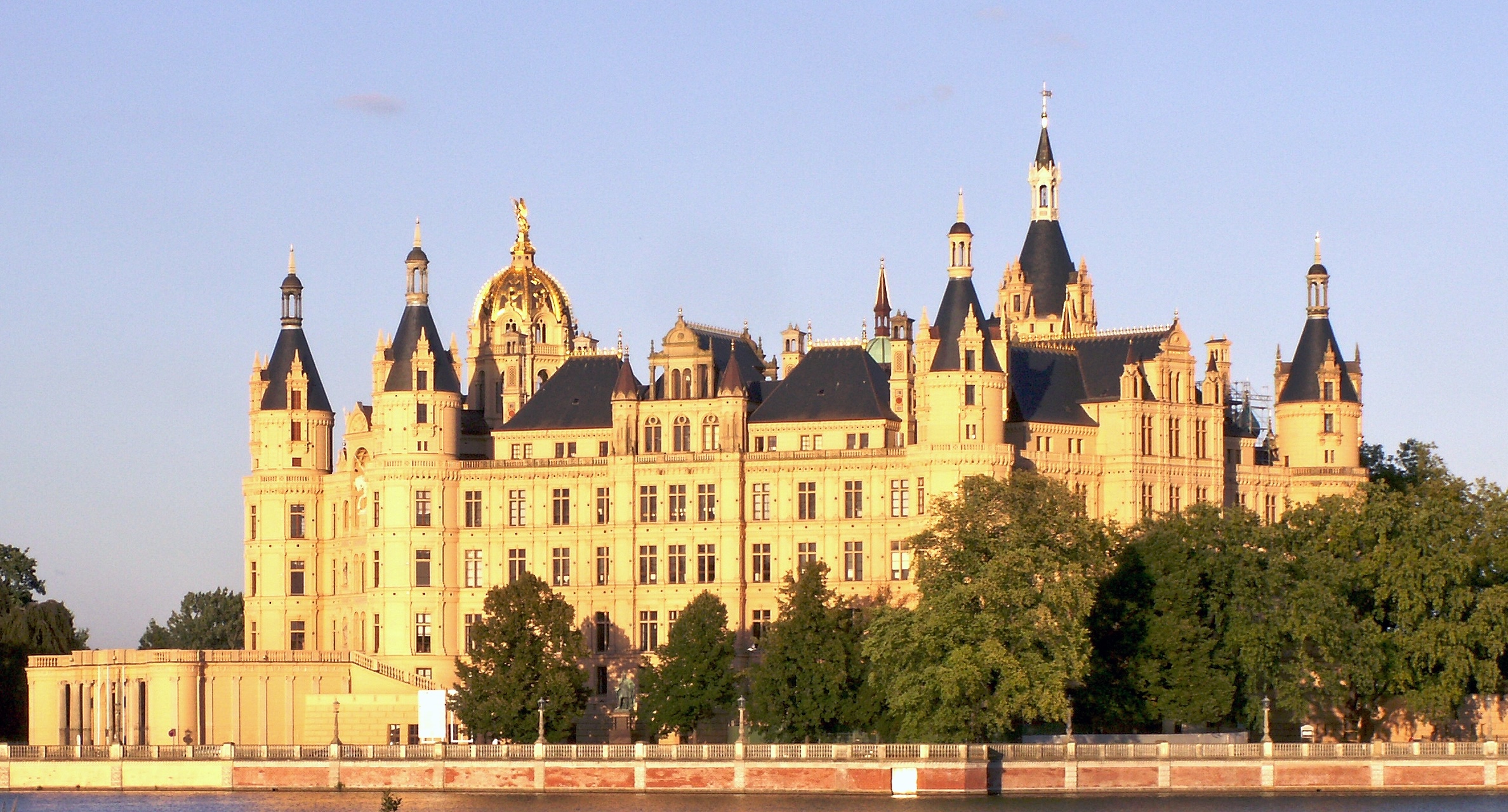 Schweriner Schloss im Sonnenschein.