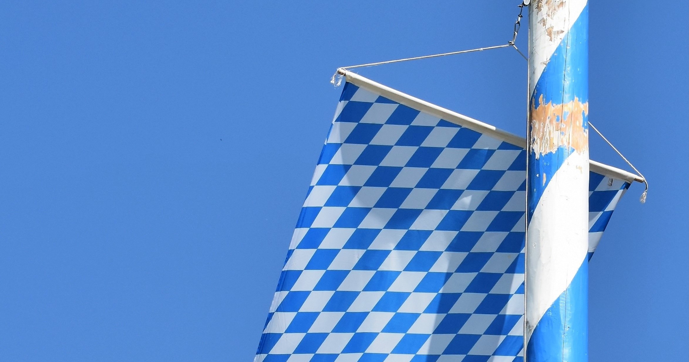 Bayerische Flagge am Maibaum.