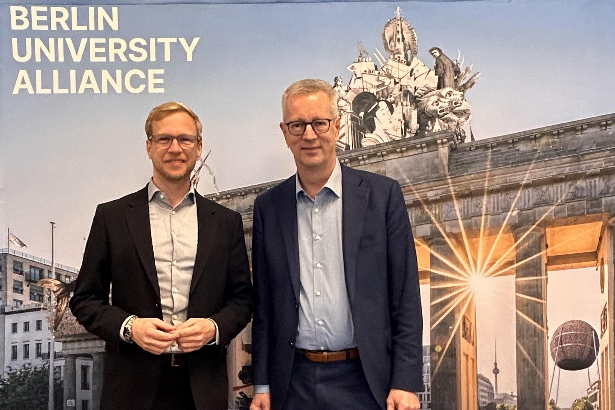Guenter M. Ziegler und Martin Mann vor dem Brandenburger Tor.