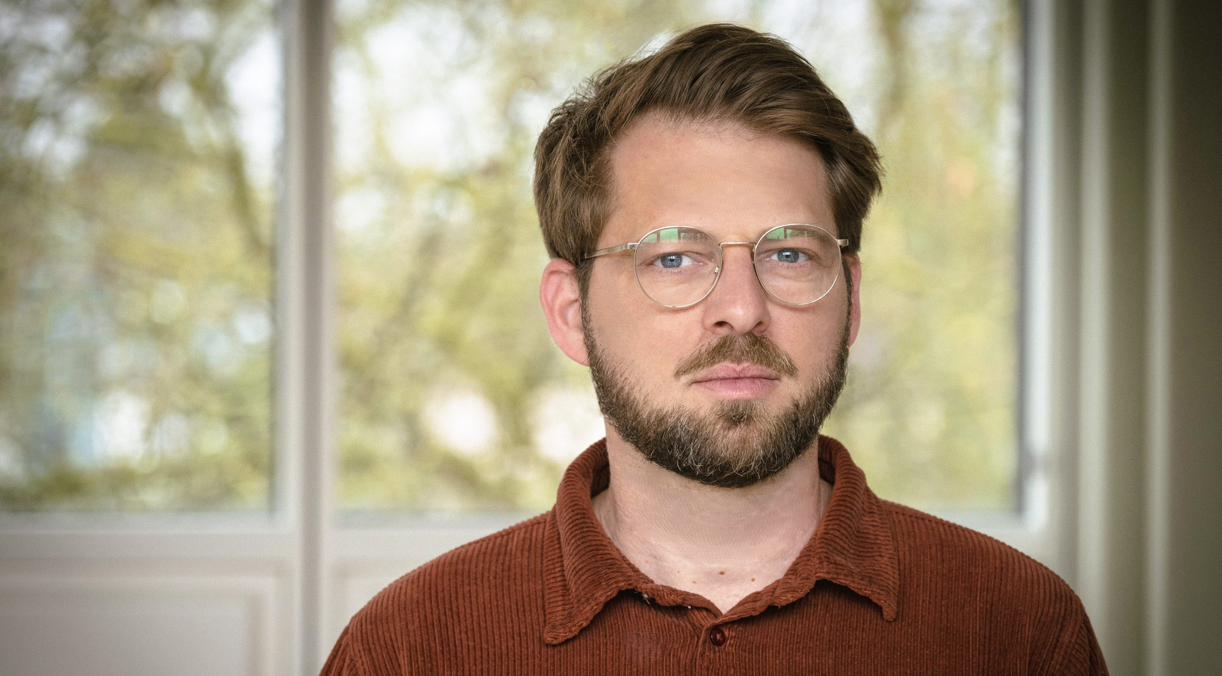 Portraitfoto von Jannis Julien Grimm.