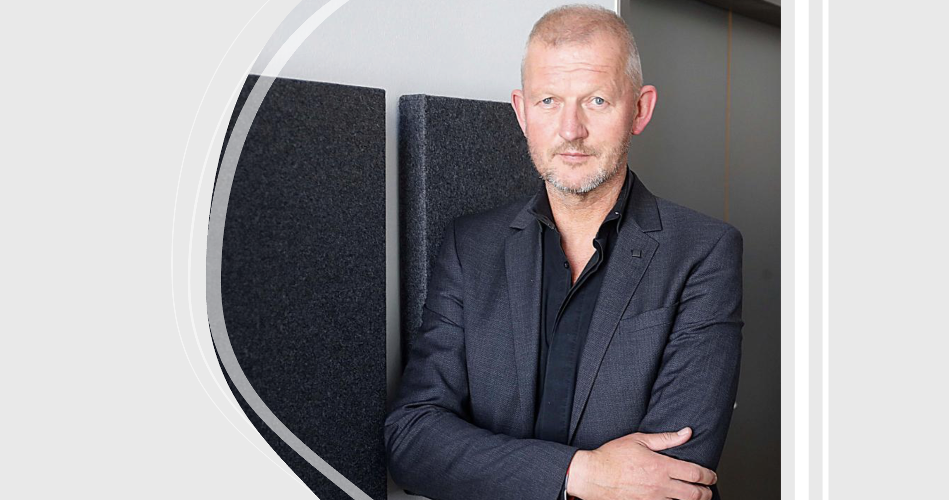 Portraitfoto von Olaf Koeller mit designtem Hintergrund.