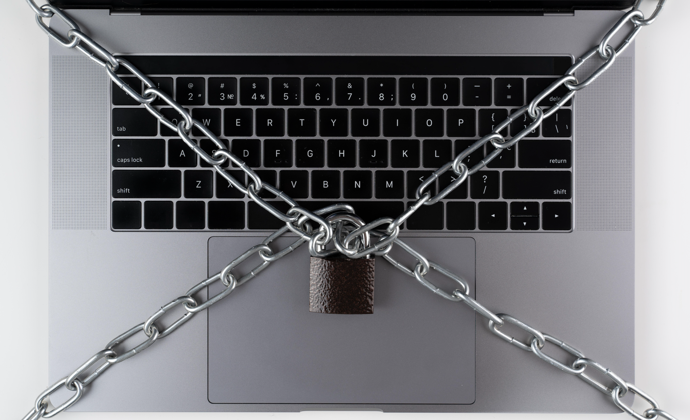 Laptop-Tastatur mit Kette und verriegeltem Vorhaengeschloss.
