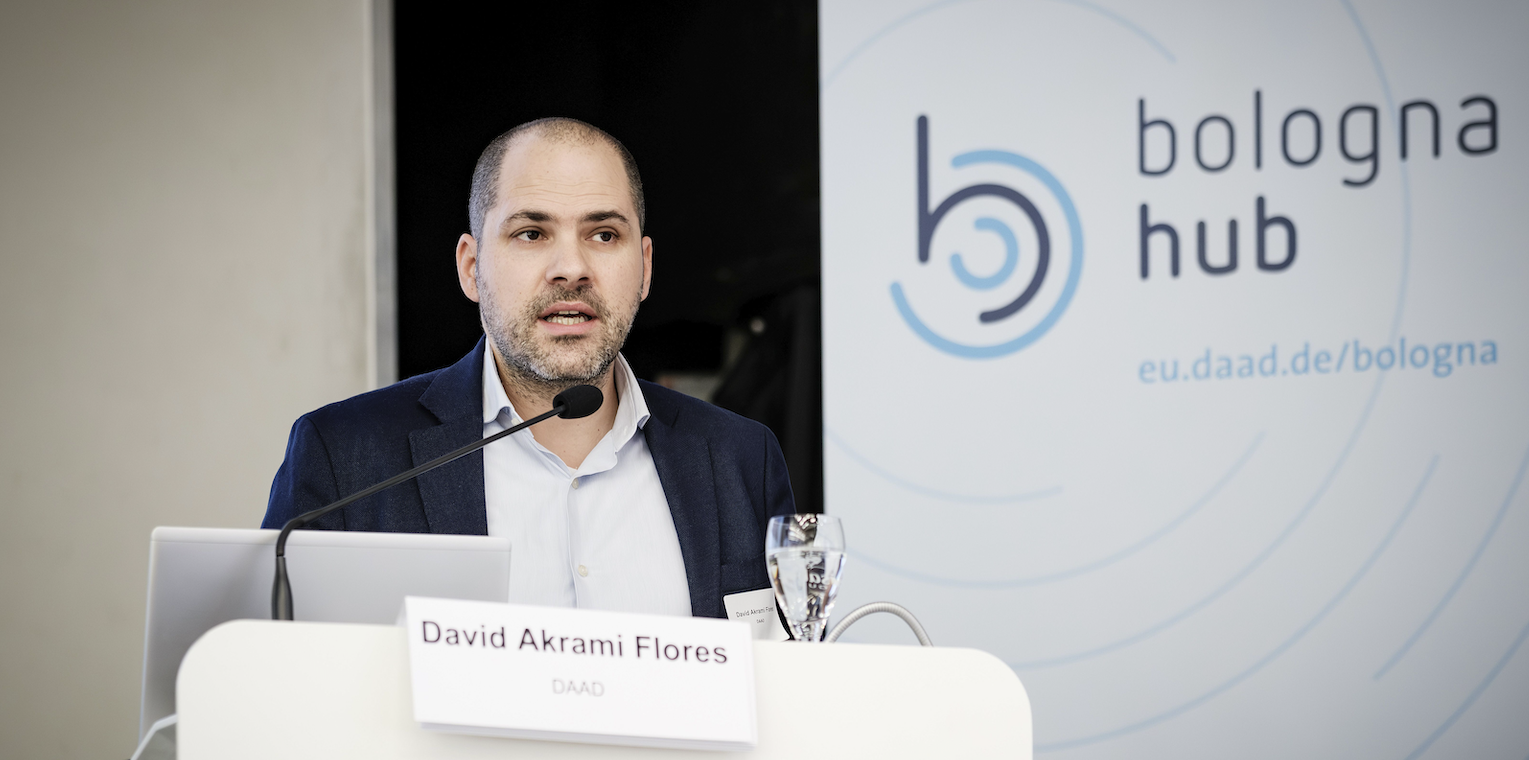 David Akrami Flores bei einem Vortrag am Rednerpult.