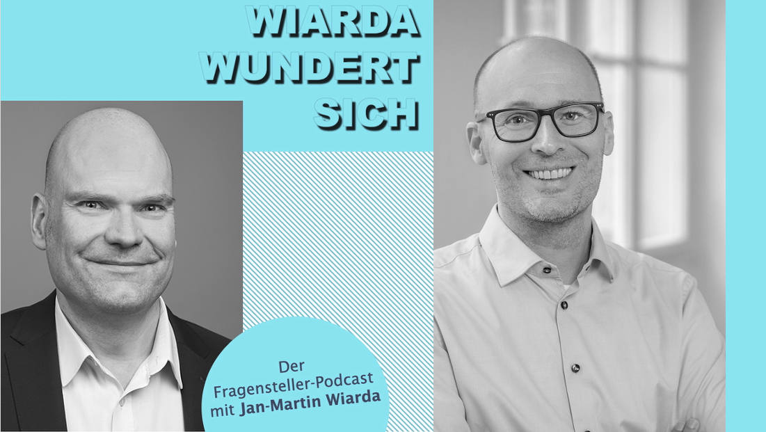 Collage aus dem Cover des Podcasts "Wiarda wundert sich" und Portraitfoto des Gasts Samuel Greiff.