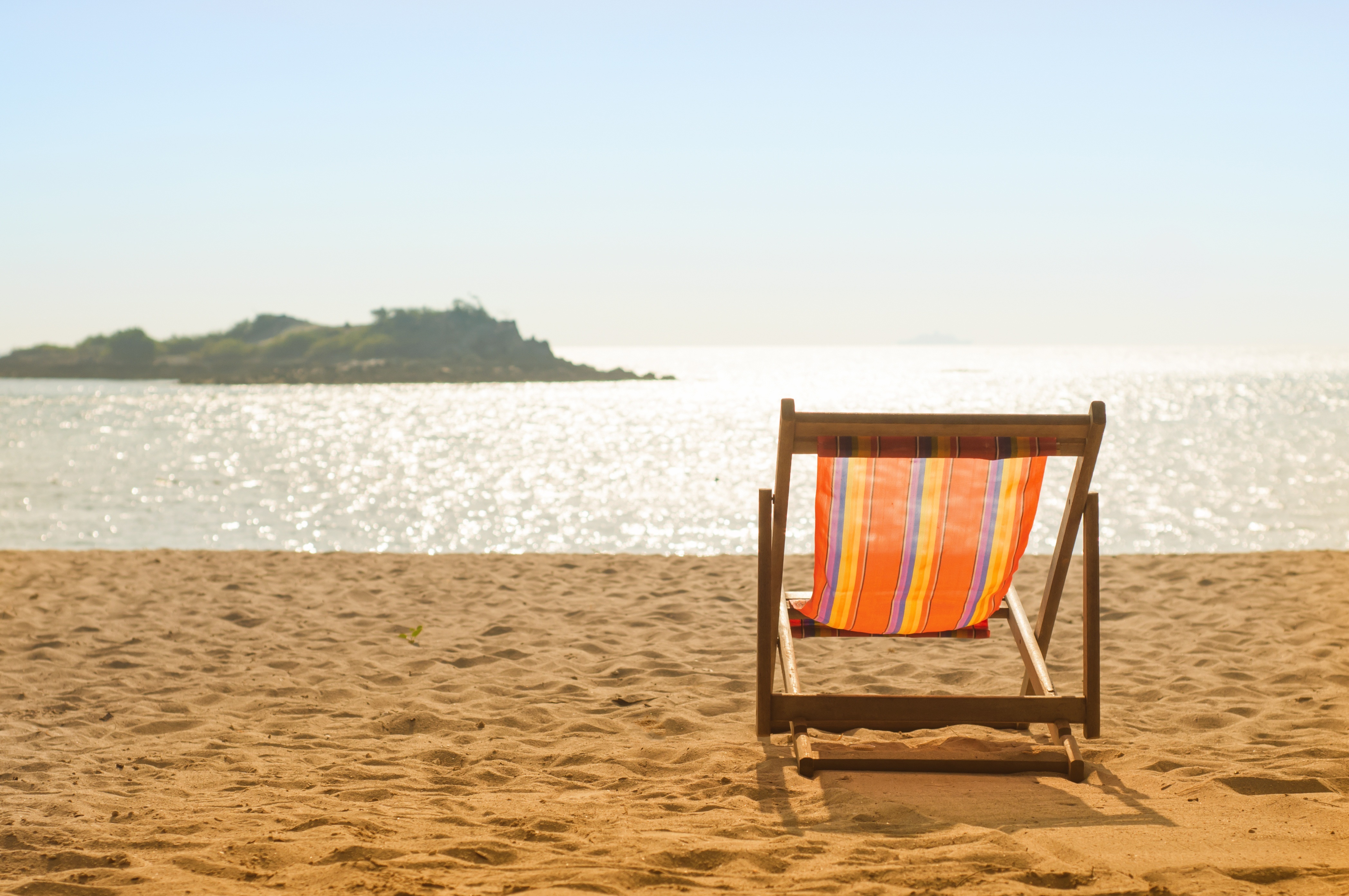 Liegestuhl am Strand mit Blick aufs Meer.