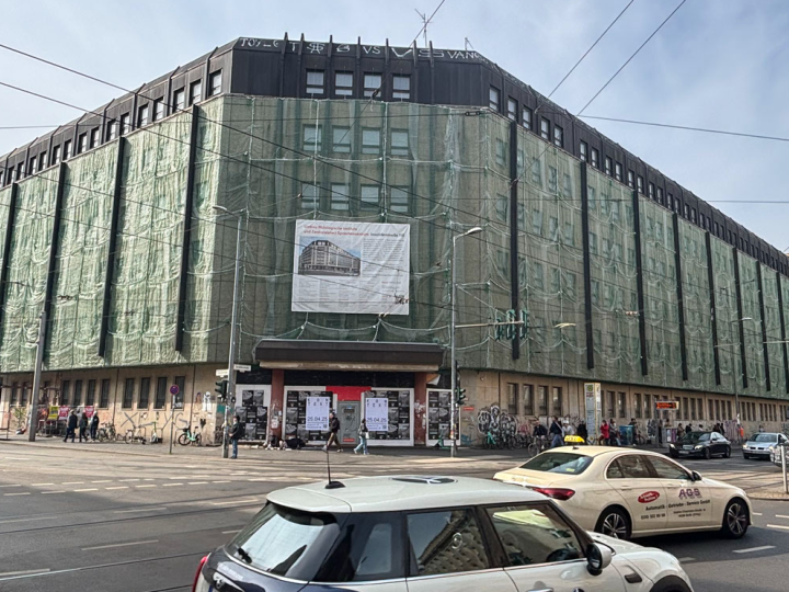 Fassade des Hauses Invalidenstrasse 110 mit Gerüst und Bauplane.