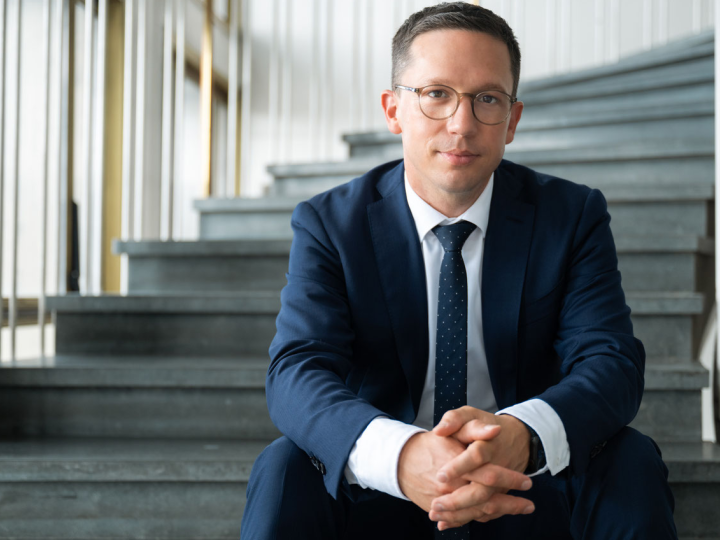 Porträtfoto von Falko Mohrs, auf einer Treppe sitzend