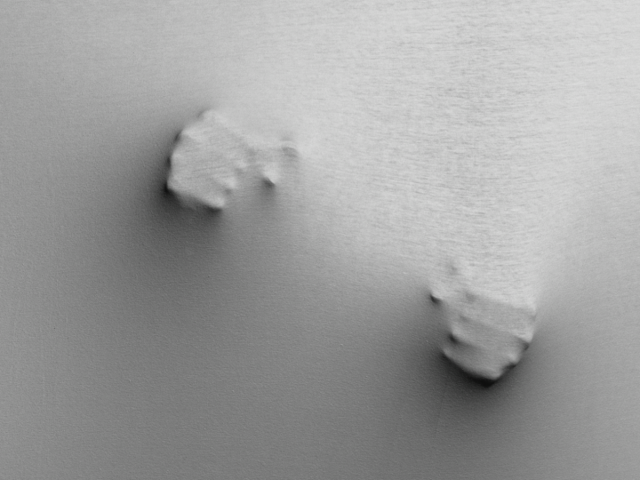 Zwei geballte Faeuste druecken sich durch eine gespannte Leinwand.