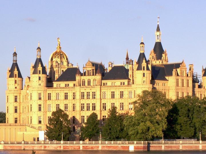 Schweriner Schloss im Sonnenschein.