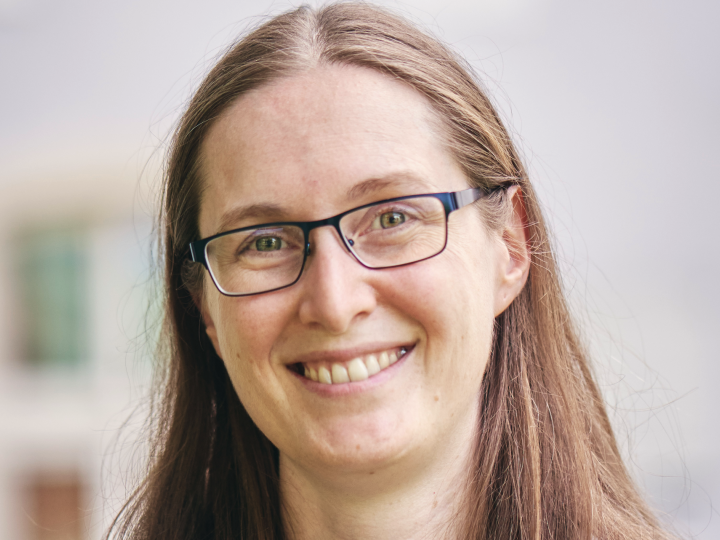 Portraitfoto Carina Geldhauser.