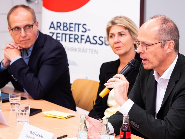 Mark Rackles, Meike Winkler und Peter Hons bei der Pressekonferenz. 