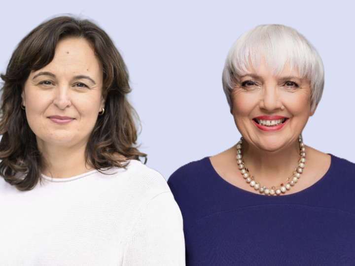 Collage aus Portraitfotos von Ayşe Asar und Claudia Roth vor blassblauem Hintergrund.