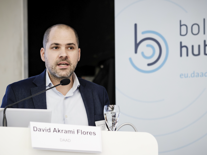 David Akrami Flores bei einem Vortrag am Rednerpult.