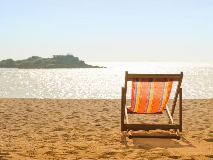 Liegestuhl am Strand mit Blick aufs Meer.