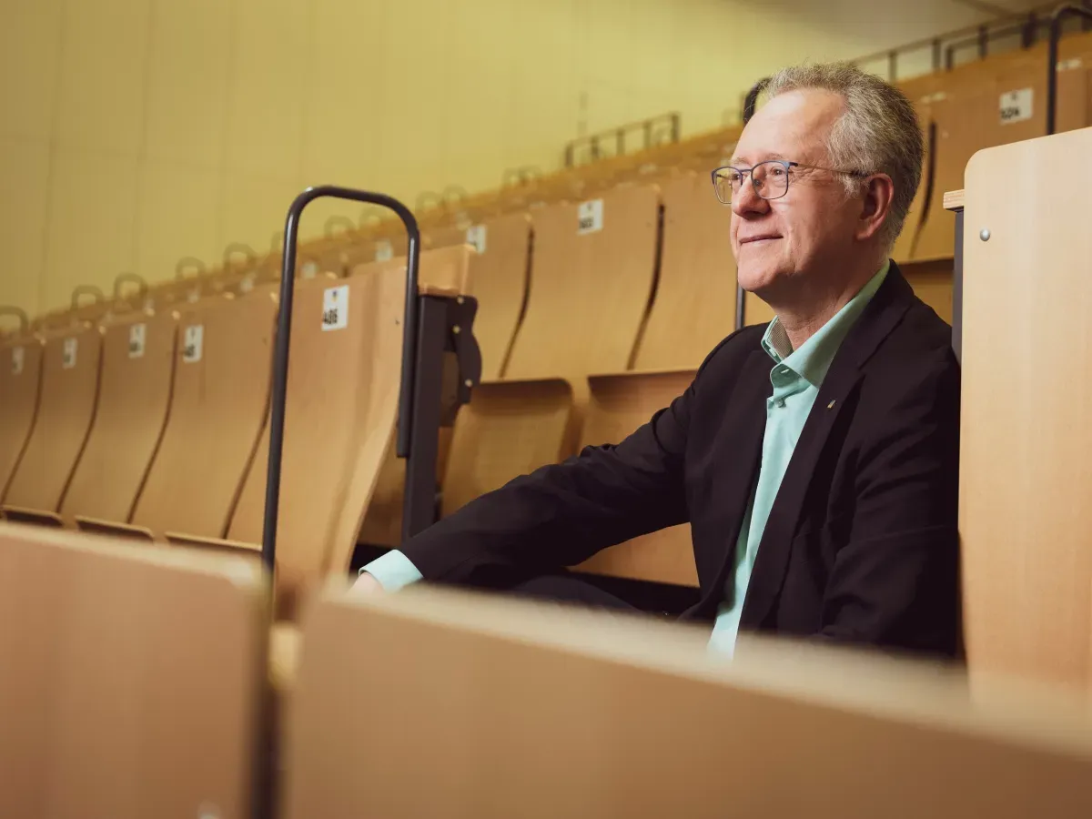 Artikelbild: Freundlich lächeln, Mauern einreißen