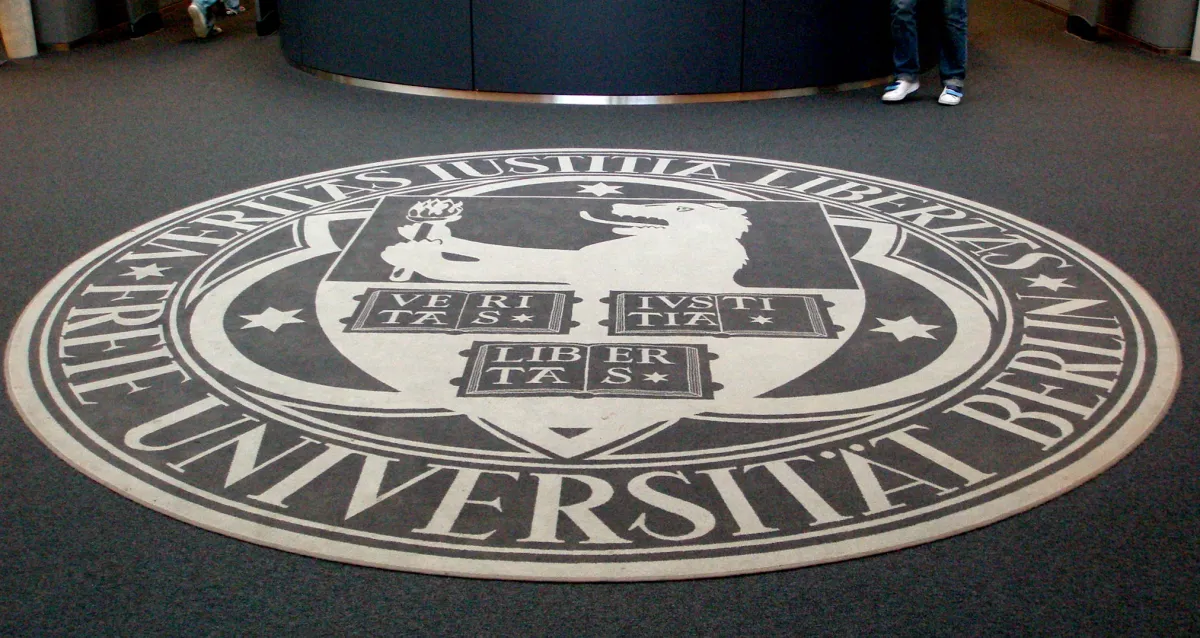 Artikelbild: Beurlaubte Kanzlerin der FU Berlin wird von Senatsverwaltung verklagt