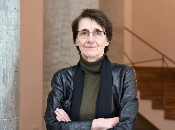 Porträtfoto von Petra Gehring, mit verschränkten Armen.