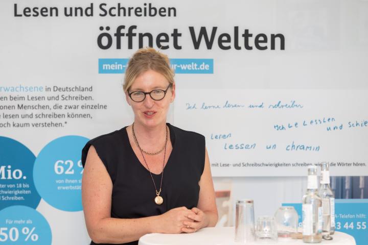 Frau Anke Grotlueschen bei einer Veranstaltung an einem Stehtisch.