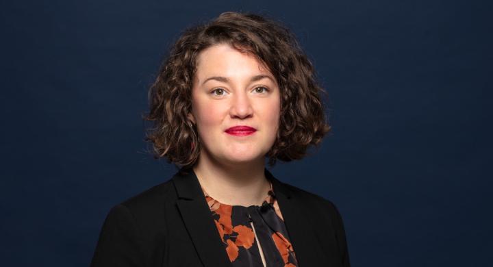 Portraitfoto von Hanna Pfeifer vor dunklem Hintergund.