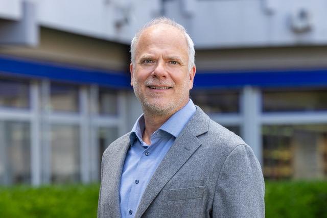 Portraitfoto von Julian Dierkes.