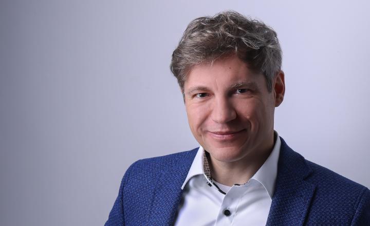 Portraitfoto von Dominik Fischer