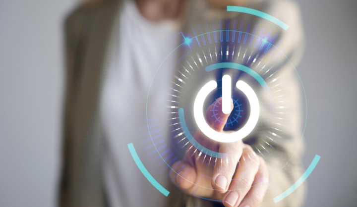 Weibliche Person berührt imaginaeren Power Button im Vordergrund