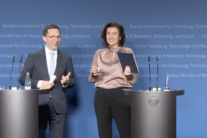 Falko Mohrs und Dorothee Baer beim Pressestatement im BMFTR.