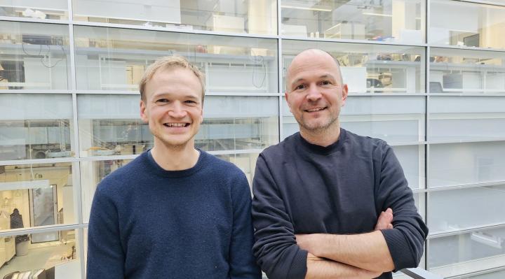 Portraitfoto der beiden Wissenschaftler Finn Luebber und Soeren Krach. 