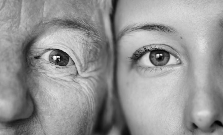 Schwarzweissaufnahme einer alten und einer jungen Person, Closeup einer Gesichtshaelfte.