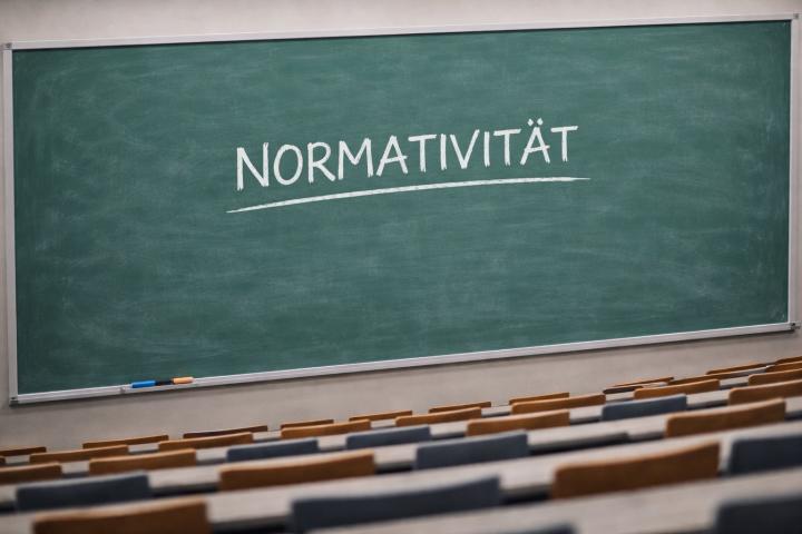 Tafel in Hoersaal, auf der das Wort 